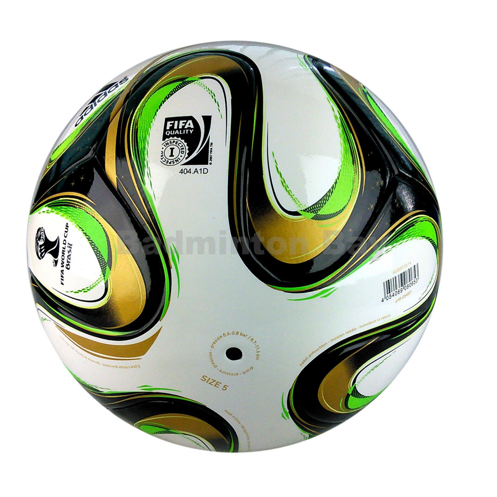 Brazuca bola de futebol réplica na grama — Fotografia de Stock